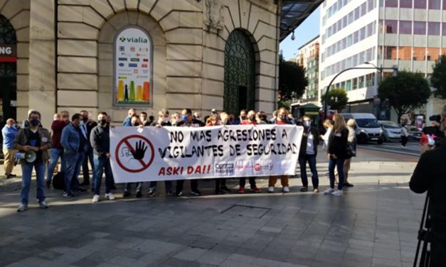 Protesta sindical en la estación de Abando, en Bilbao, reclamando medidas y material de autoprotección para los vigilantes de seguridad